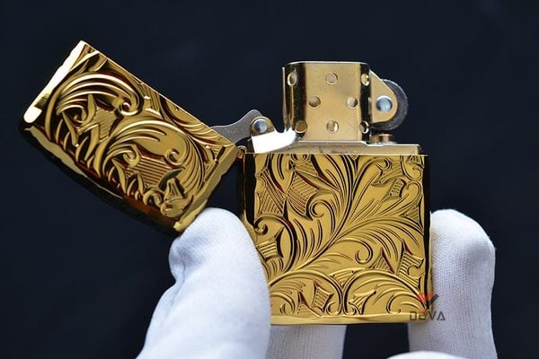 Zippo Armor mạ vàng hoa văn cổ điển ZN317