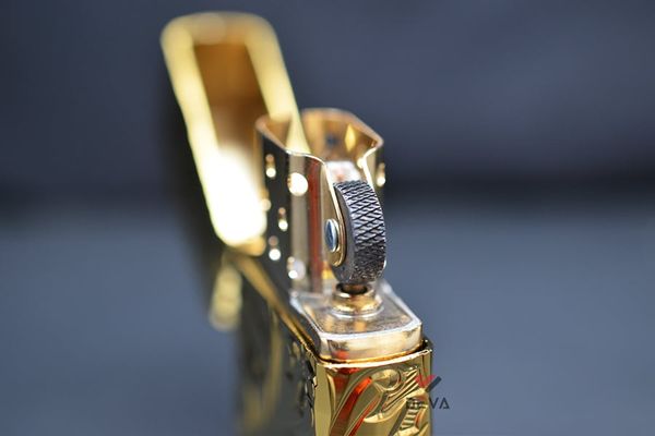 Zippo Armor mạ vàng hoa văn cổ điển ZN317