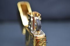 Zippo Armor mạ vàng hoa văn cổ điển ZN317