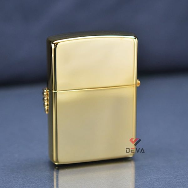Zippo mạ vàng hoa văn chìm ốp Emblem Cổ Ngọc ZN318
