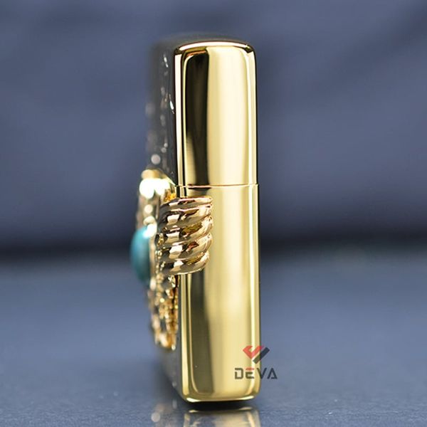 Zippo mạ vàng hoa văn chìm ốp Emblem Cổ Ngọc ZN318