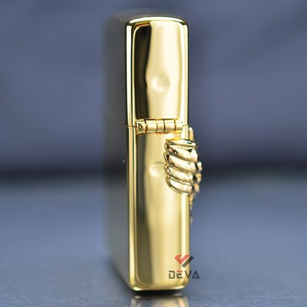 Zippo mạ vàng hoa văn chìm ốp Emblem Cổ Ngọc ZN318