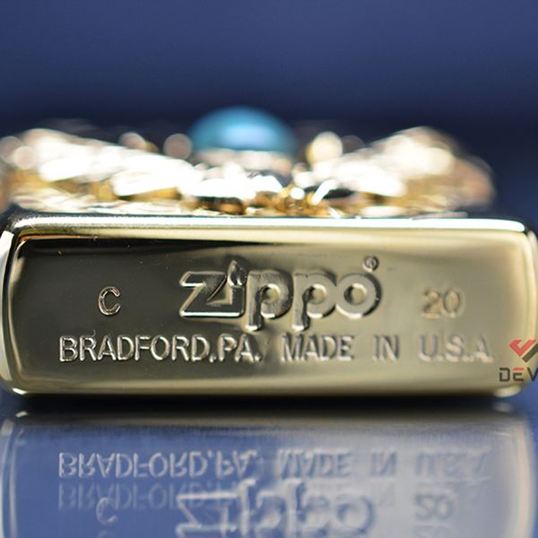Zippo mạ vàng hoa văn chìm ốp Emblem Cổ Ngọc ZN318