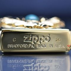 Zippo mạ vàng hoa văn chìm ốp Emblem Cổ Ngọc ZN318