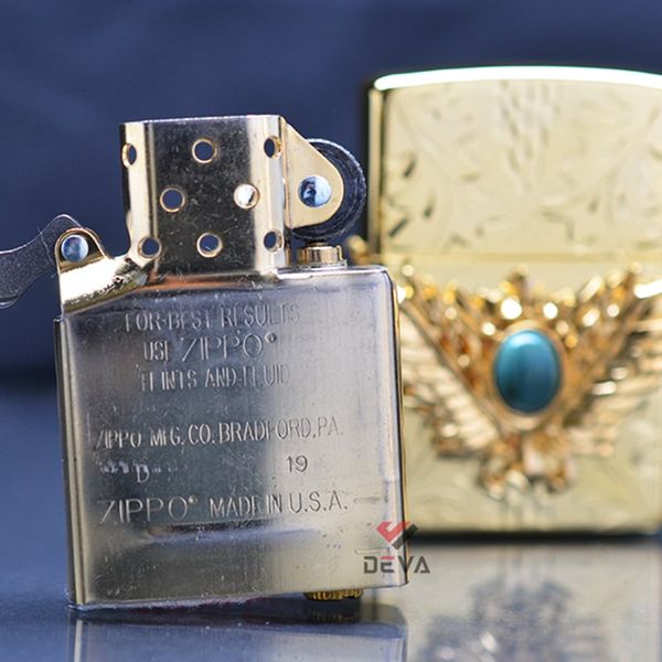 Zippo mạ vàng hoa văn chìm ốp Emblem Cổ Ngọc ZN318