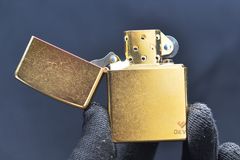 Bật lửa zippo mỹ đồng xước bụi Gold dust Z13