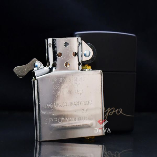Zippo Sơn Đen Khắc Dòng Chữ Windproof Zippo Z42
