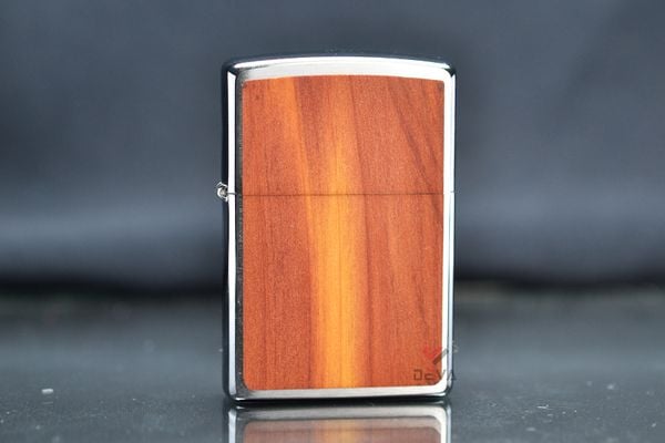 Zippo Mỹ chính hãng mạ chrome ốp  gỗ Tuyết Tùng Z282