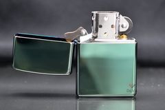 Zippo Mỹ xanh bóng chameleon ZT50