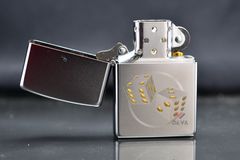 Zippo khắc hình xúc xắc mạ satin Z208