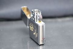 Zippo khắc hình xúc xắc mạ satin Z208