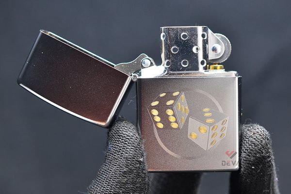 Zippo khắc hình xúc xắc mạ satin Z208