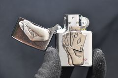 Bật lửa Zippo Mỹ chính hãng bàn tay chơi bài Full House Z56