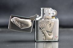 Bật lửa Zippo Mỹ chính hãng bàn tay chơi bài Full House Z56