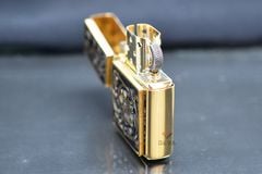 Zippo ốp emblem hoa văn dày Z272