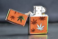 Zippo ốp gỗ Gụ khắc lá Phong woodchuck leaves Z279