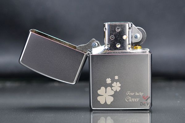 Bật lửa zippo Satin mỹ chính hãng cỏ 4 lá bạc Z61