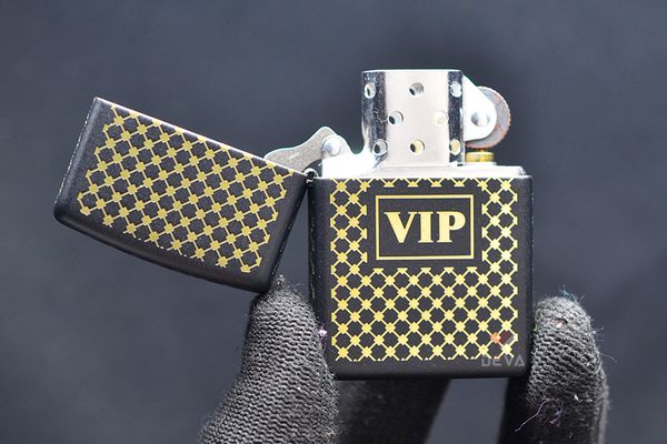Zippo Mỹ chính hãng sơn đen mờ in hoa văn Vip Z193