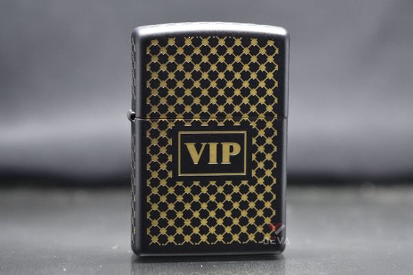 Zippo Mỹ chính hãng sơn đen mờ in hoa văn Vip Z193