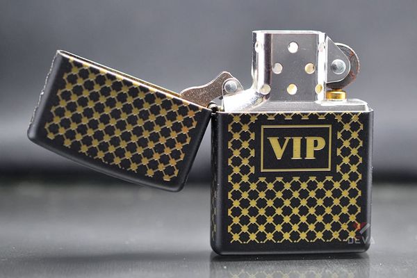 Zippo Mỹ chính hãng sơn đen mờ in hoa văn Vip Z193
