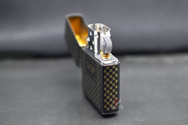 Zippo Mỹ chính hãng sơn đen mờ in hoa văn Vip Z193