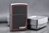 Zippo sơn đen kẻ đỏ Z257