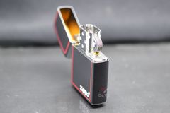 Zippo sơn đen kẻ đỏ ZT55
