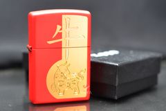 Zippo Mỹ chính hãng Sơn Đỏ Khắc Hình Chú Trâu 2021 Z392