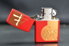 Zippo Mỹ chính hãng Sơn Đỏ Khắc Hình Chú Trâu 2021 Z392