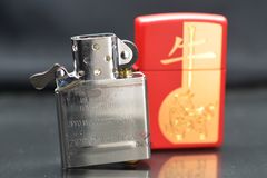 Zippo Mỹ chính hãng Sơn Đỏ Khắc Hình Chú Trâu 2021 Z392