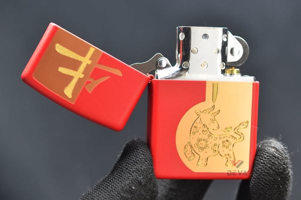 Zippo Mỹ chính hãng Sơn Đỏ Khắc Hình Chú Trâu 2021 Z392
