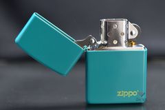 Zippo Sơn Màu Ngọc Lam In Logo Zippo Flat Turquoise ZT18