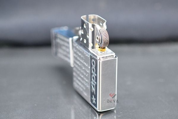 Zippo tái bản 1935 mạ bạc chữ nổi Z213