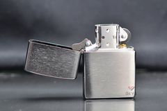 Bật lửa Zippo Mỹ bạc xước Z69