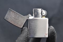 Bật lửa Zippo Mỹ bạc xước Z69