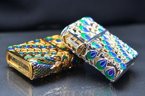 Zippo Bọc Vàng Chủ Đề Khổng Tước Phú Quý ZN359