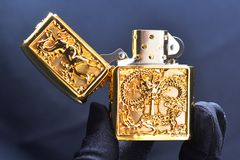 Zippo Bọc Phù Điêu Long Mã Mạ Vàng ZN382