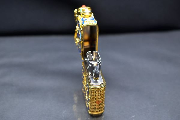 Zippo Bọc Lưới Vàng Sơn Mài Con Quay Thần Thú ZN378