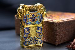 Zippo Bọc Lưới Vàng Sơn Mài Con Quay Thần Thú ZN378