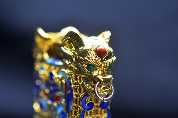 Zippo Bọc Lưới Vàng Sơn Mài Con Quay Thần Thú ZN378