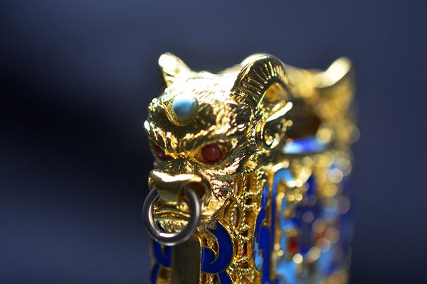 Zippo Bọc Lưới Vàng Sơn Mài Con Quay Thần Thú ZN378