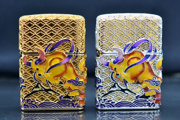 Zippo Mỹ xuất Nhật bọc vàng ốp Trâu Chiến dạ quang ZN340