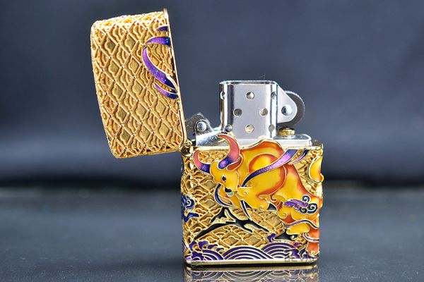 Zippo Mỹ xuất Nhật bọc vàng ốp Trâu Chiến dạ quang ZN340