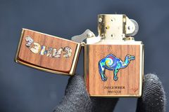 Zippo xuất Nhật ốp gỗ óc chó khảm trai Chủ Đề Camel ZN346