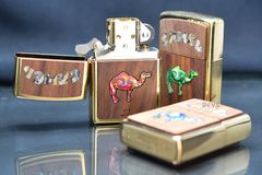 Zippo xuất Nhật ốp gỗ óc chó khảm trai Chủ Đề Camel ZN346