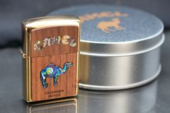 Zippo xuất Nhật ốp gỗ óc chó khảm trai Chủ Đề Camel ZN346