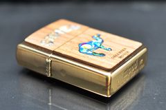 Zippo xuất Nhật ốp gỗ óc chó khảm trai Chủ Đề Camel ZN346