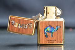 Zippo xuất Nhật ốp gỗ óc chó khảm trai Chủ Đề Camel ZN346