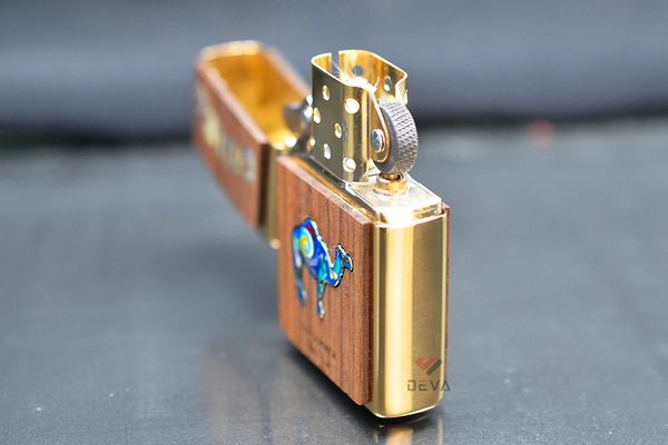 Zippo xuất Nhật ốp gỗ óc chó khảm trai Chủ Đề Camel ZN346