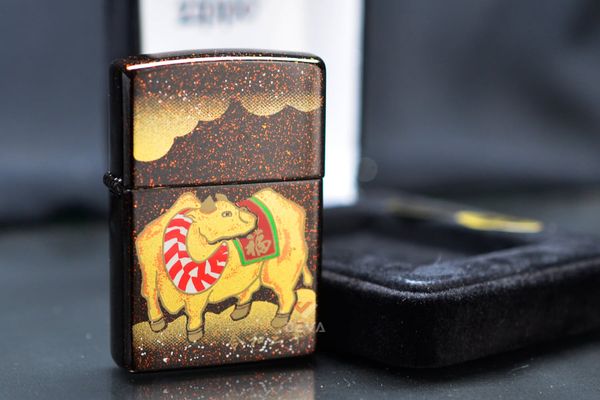 Zippo Sơn Mài In Chủ Đề Trâu Vàng ZN368